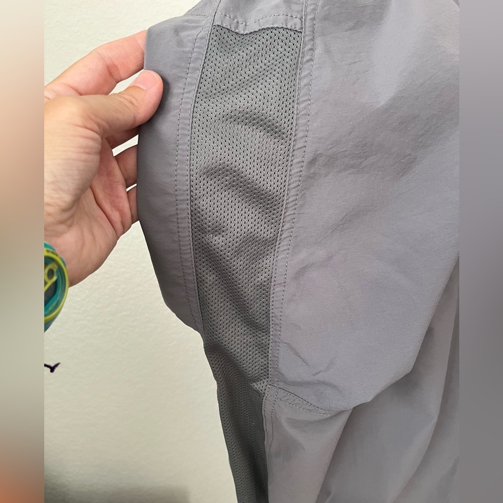 EUC Men's Mountain Hardware Gray shirt - Picture 6 of 16